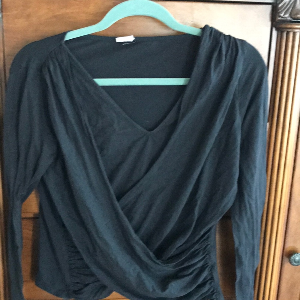 Super cute dark gray top